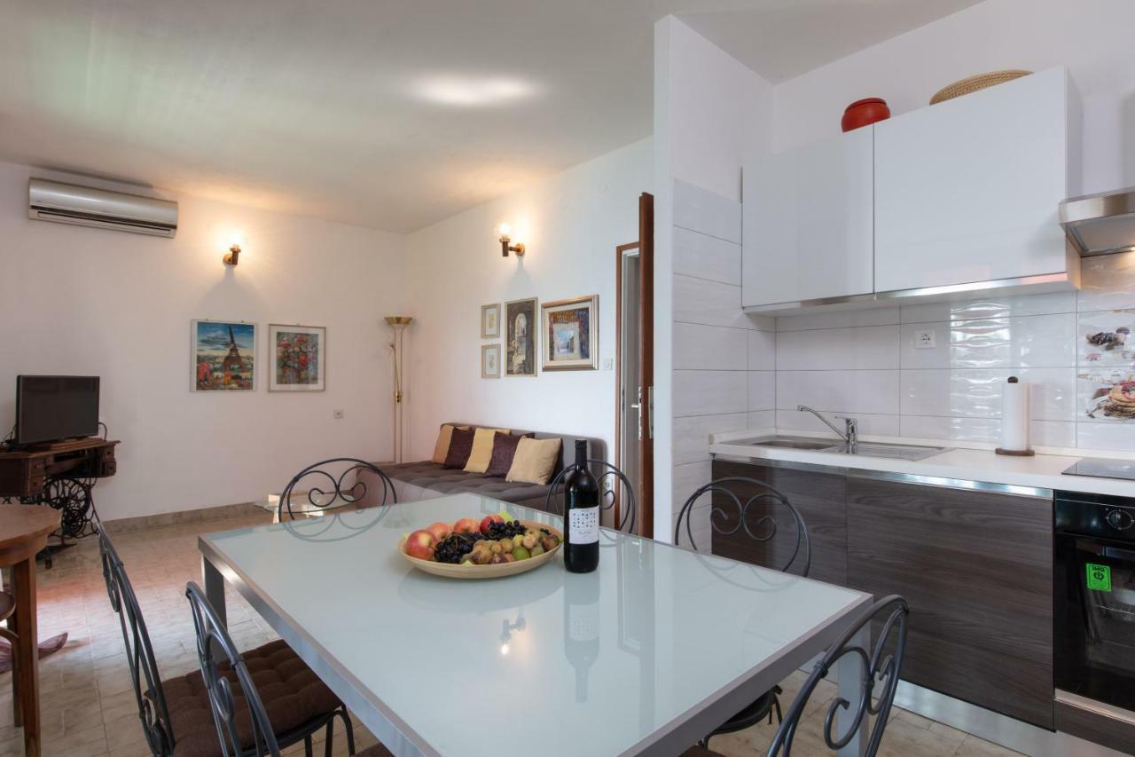 Holiday Home Barbara Трогир Екстериор снимка