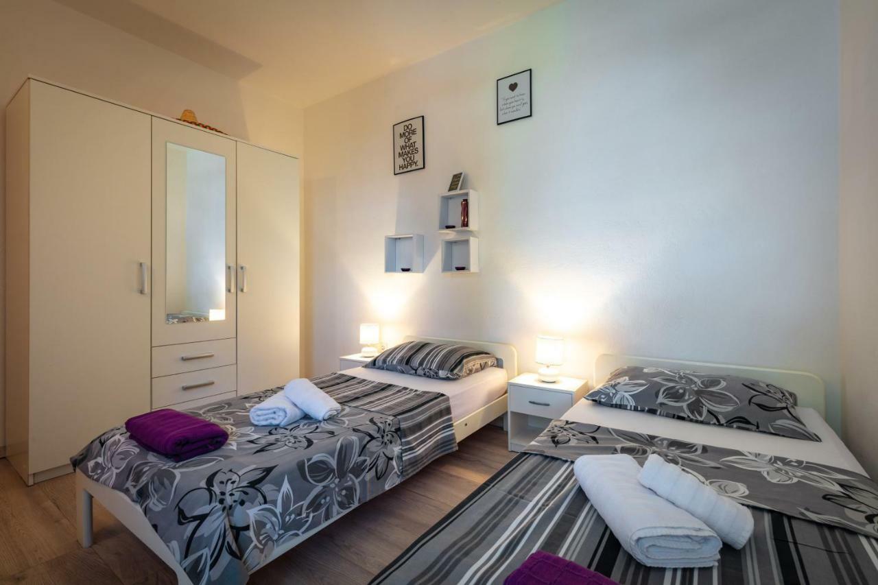 Holiday Home Barbara Трогир Екстериор снимка