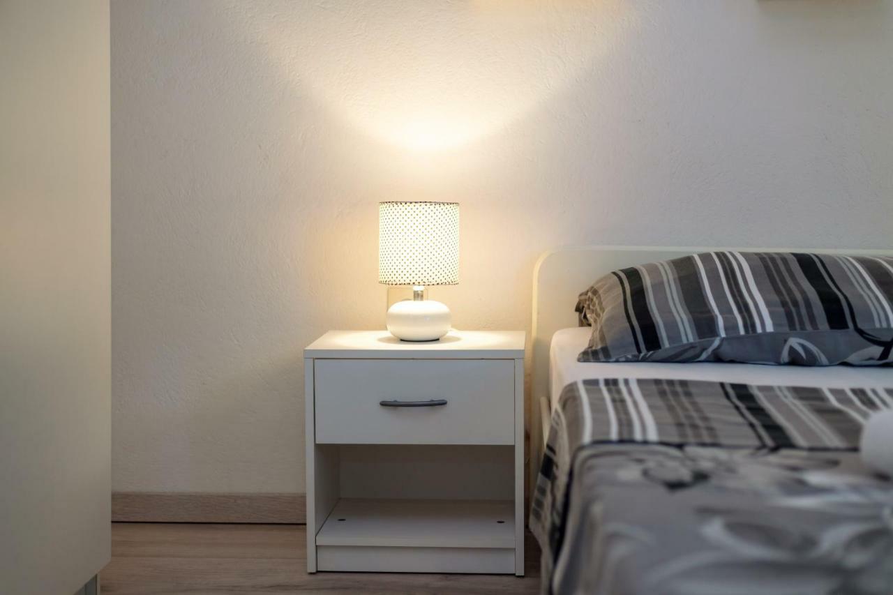 Holiday Home Barbara Трогир Екстериор снимка